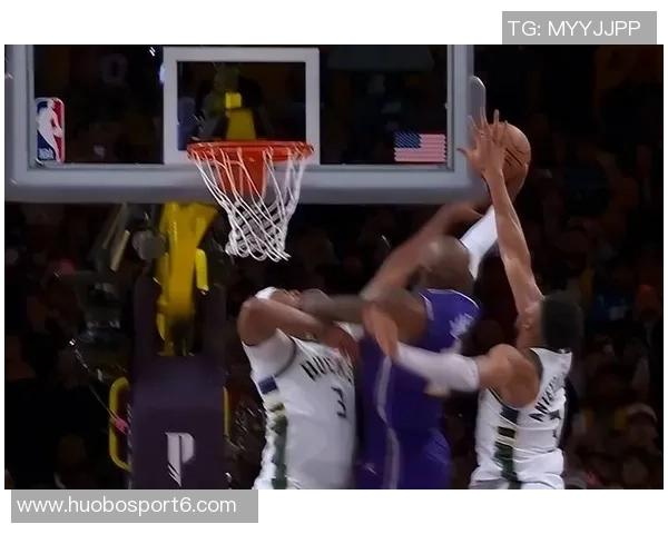 詹姆斯关键时刻暂停指挥队友成功防守上演致命抢断精彩瞬间